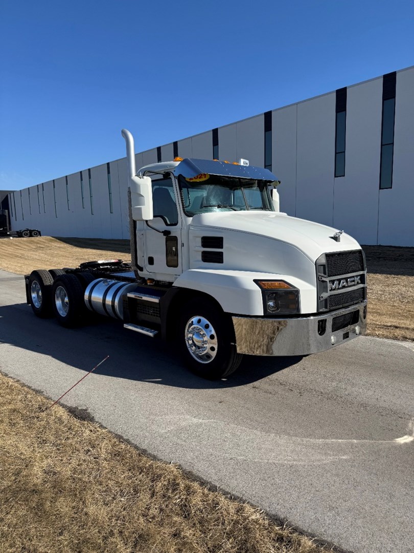 2021 MACK AN64T - USED TRUCKS DAY CAB - image 8